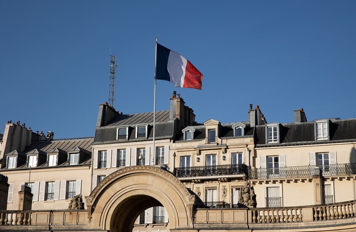 وزیر کشور فرانسه با ارائه آمار و ارقام ضد و نقیض در رابطه با تعداد مهاجران غیرقانونی، جنجال گسترده‌ای را برانگیخت