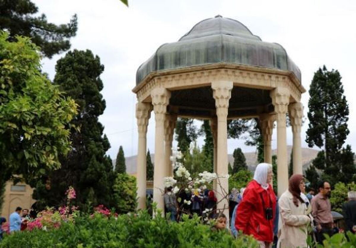 فال حافظ مخصوص روز ۳ آبان ماه ۱۴۰۴ + تفسیر/نیت کنید!