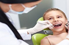 یک پزشک نسبت به خطرات پوسیدگی دندان در دندان‌های شیری کودکان هشدار می‌دهد