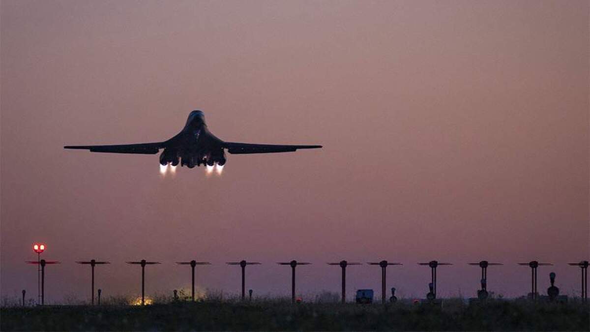 ترامپ اعزام بمب‌افکن‌های B-۱ به مرز ونزوئلا را تکذیب کرد.