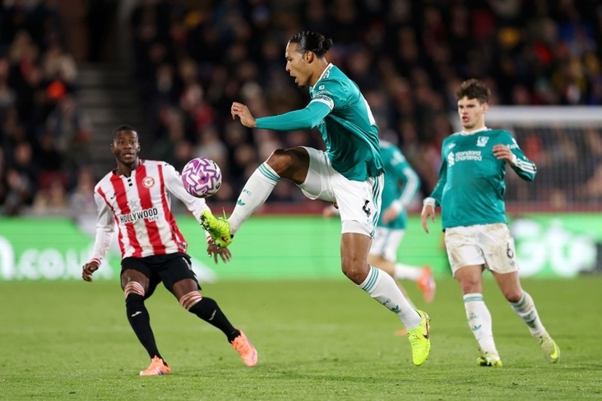 الکساندر الاگین، مفسر، واکنش احساسی به بازی برنتفورد-لیورپول نشان داد