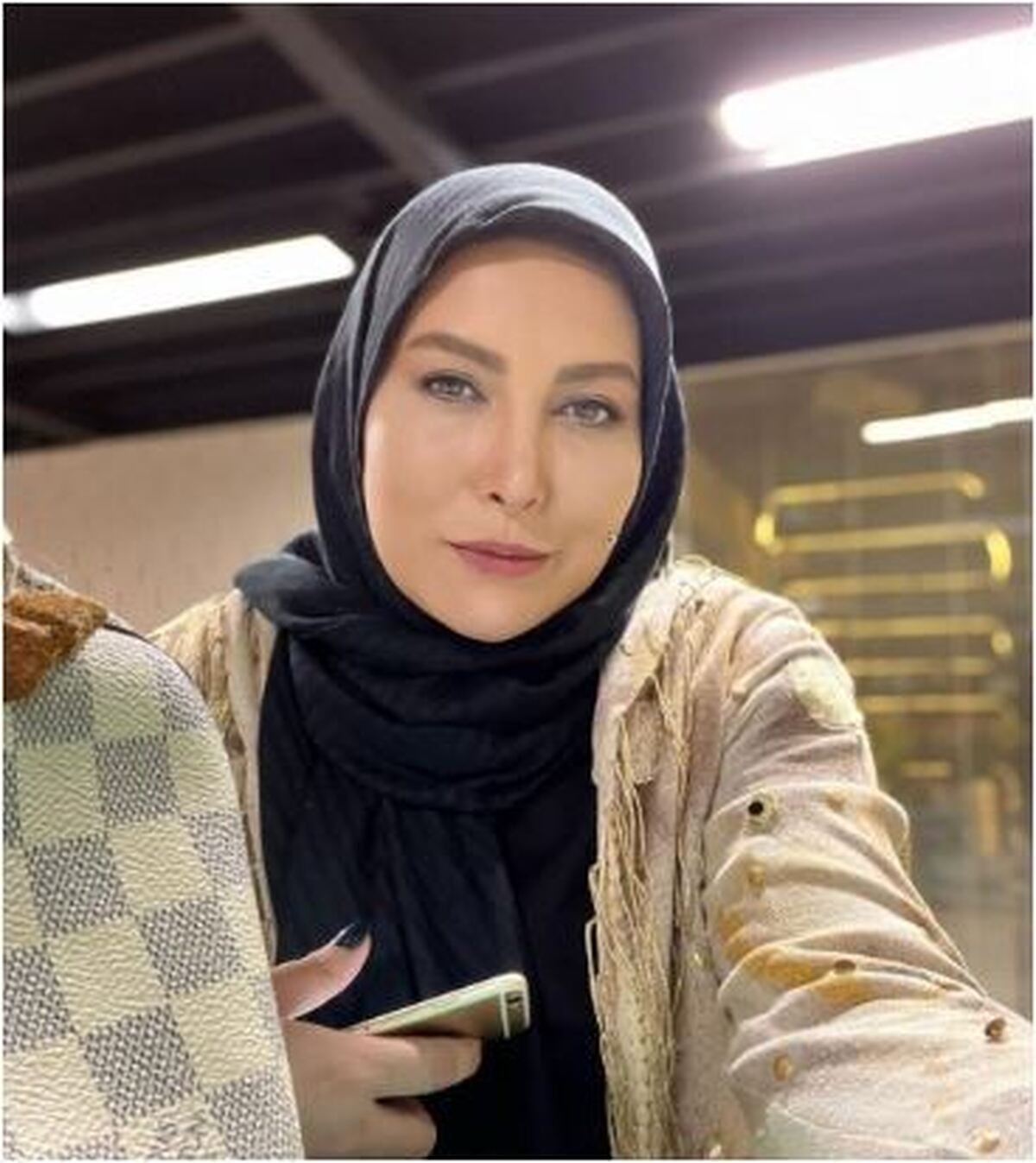 سلفی پربازدید بازیگر منفور این روز‌ها در آسانسور لاکچری خانه اش در زعفرانیه! +عکس