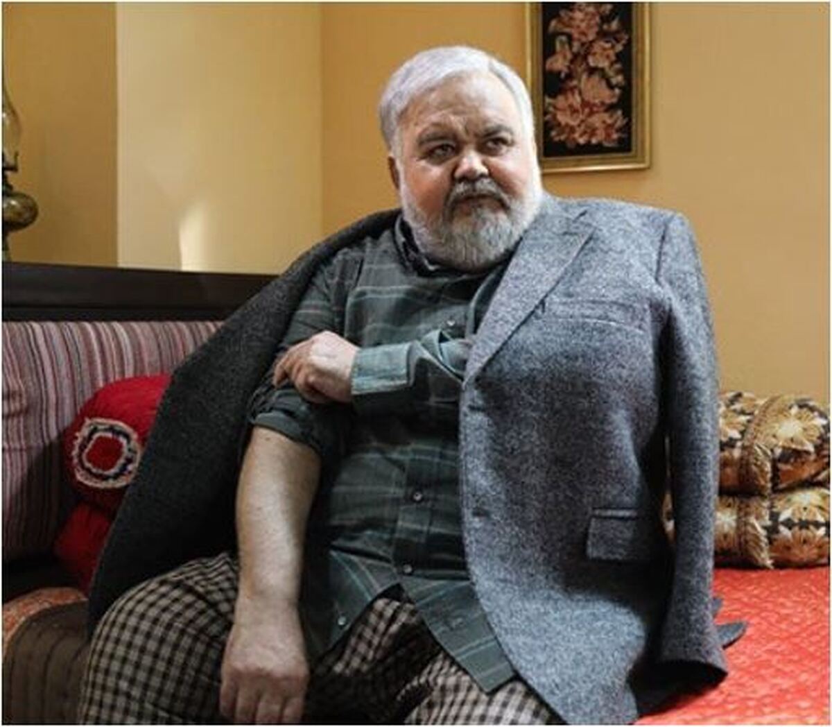 گریم زنانه اکبر عبدی با موی کوتاه و چتری را از دست ندهید! /چقدر بهش میاد ماشاالله!