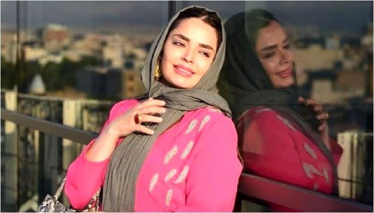 سلفی آیینه‌ای سپیده خداوردی در آسانسور خانه اش پر بازدید شد/مادر و پسری خوب میرن گردش!