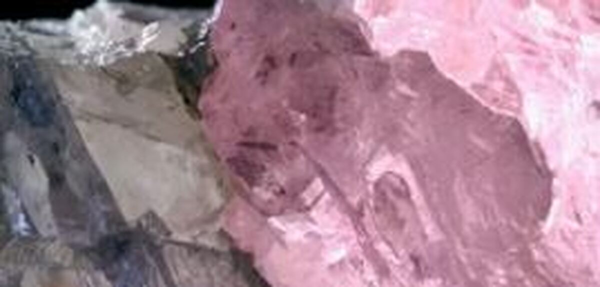 الماس خیره کننده دو رنگ از یک معدن در آفریقا بیرون آمد