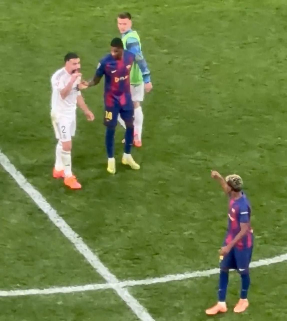 عکس| کارواخال پس از پیروزی رئال مادرید مقابل بارسلونا با اشاره دست از یامال خواست که ساکت شود عکس| کارواخال پس از پیروزی رئال مادرید مقابل بارسلونا با اشاره دست از یامال خواست که ساکت شود