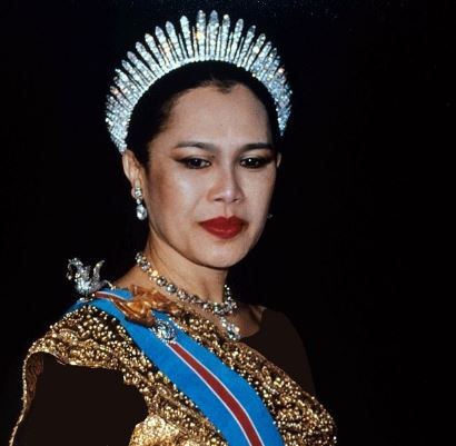 عزاداری مردم تایلند برای درگذشت ملکه سیریکیت با پرچمهای نیمه برافراشته عزاداری مردم تایلند برای درگذشت ملکه سیریکیت با پرچمهای نیمه برافراشته