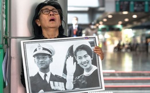 عزاداری مردم تایلند برای درگذشت ملکه سیریکیت با پرچمهای نیمه برافراشته عزاداری مردم تایلند برای درگذشت ملکه سیریکیت با پرچمهای نیمه برافراشته