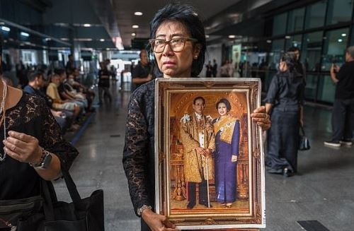 عزاداری مردم تایلند برای درگذشت ملکه سیریکیت با پرچمهای نیمه برافراشته عزاداری مردم تایلند برای درگذشت ملکه سیریکیت با پرچمهای نیمه برافراشته