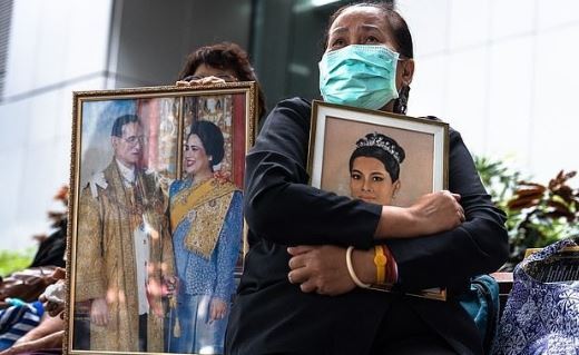 عزاداری مردم تایلند برای درگذشت ملکه سیریکیت با پرچمهای نیمه برافراشته عزاداری مردم تایلند برای درگذشت ملکه سیریکیت با پرچمهای نیمه برافراشته