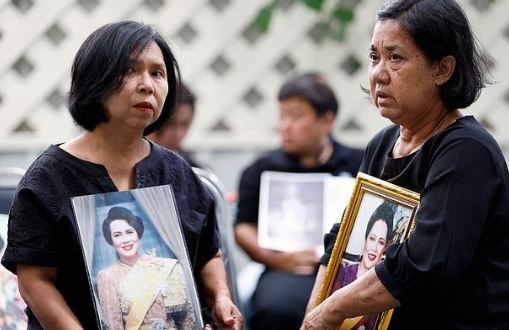 عزاداری مردم تایلند برای درگذشت ملکه سیریکیت با پرچمهای نیمه برافراشته عزاداری مردم تایلند برای درگذشت ملکه سیریکیت با پرچمهای نیمه برافراشته