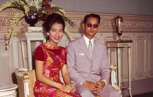 عزاداری مردم تایلند برای درگذشت ملکه سیریکیت با پرچمهای نیمه برافراشته عزاداری مردم تایلند برای درگذشت ملکه سیریکیت با پرچمهای نیمه برافراشته