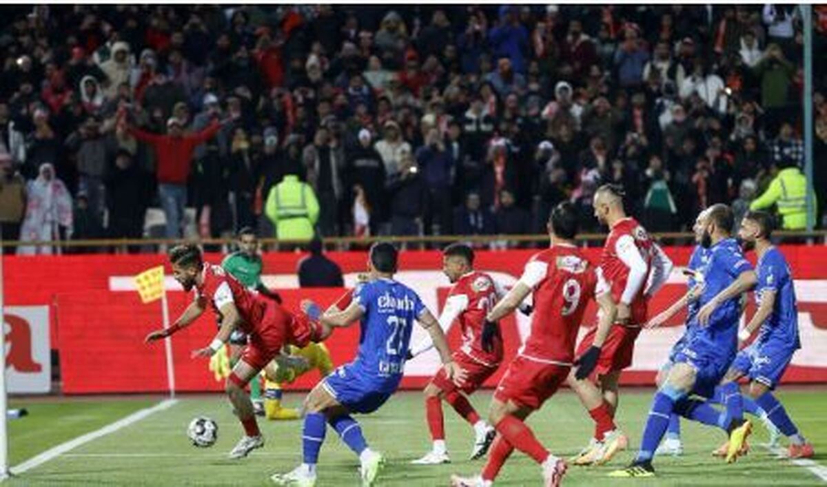 حمله هواداران سرخابی‌ها به داور دربی