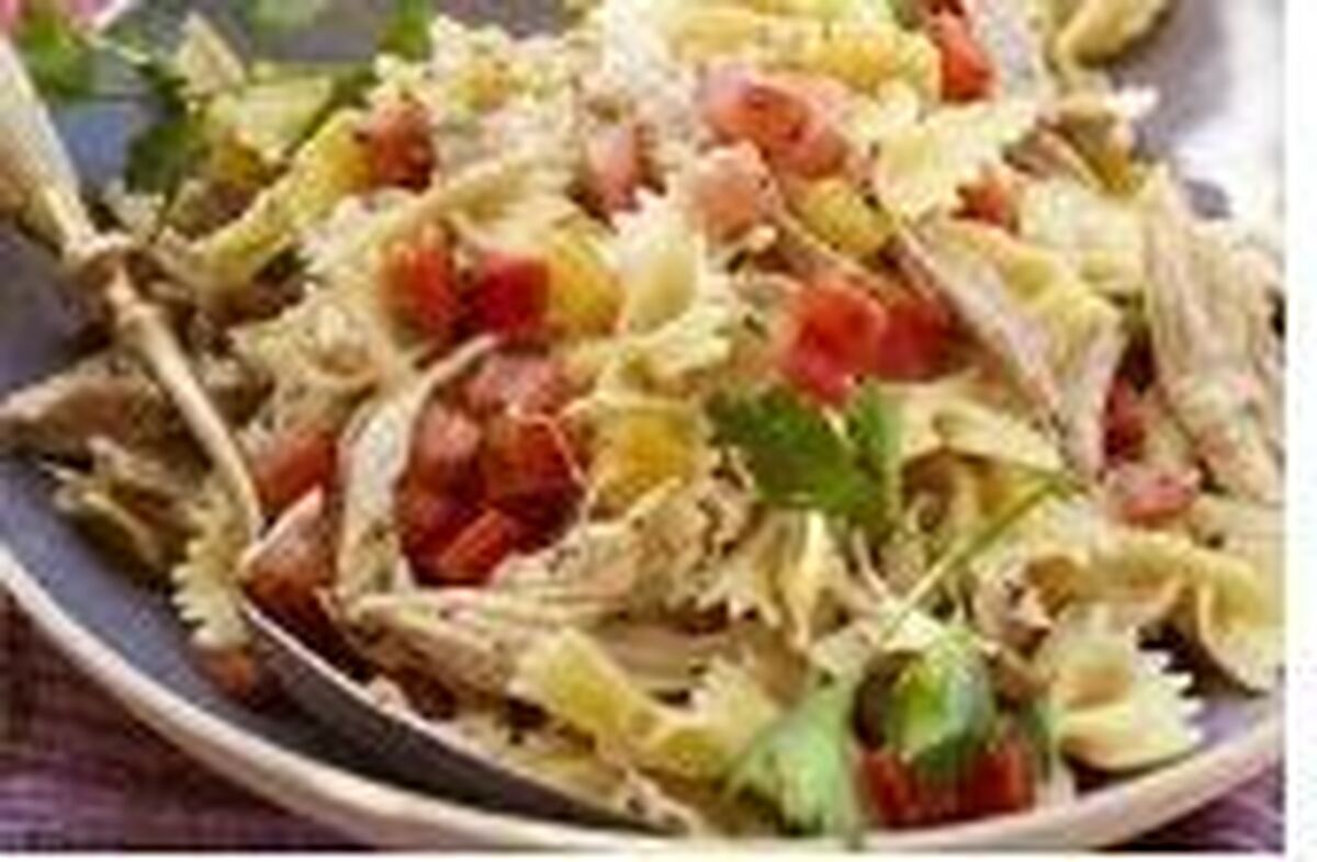 رسپی تهیه سالاد فارفاله مدیترانه‌ای برای شام