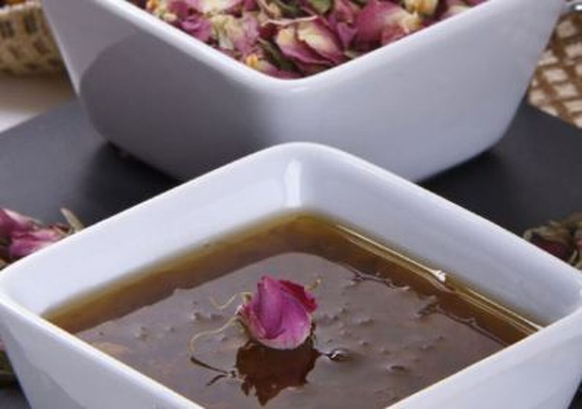با ۵ قلم مواد اولیه ساده و ارزان مربای گل محمدی آماده کنید