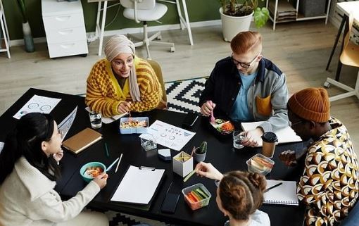 آیا واقعاً کارکنان نسل زد (Gen Z) «تنبل»، «بی‌انگیزه» و «پرتوقع» هستند؟