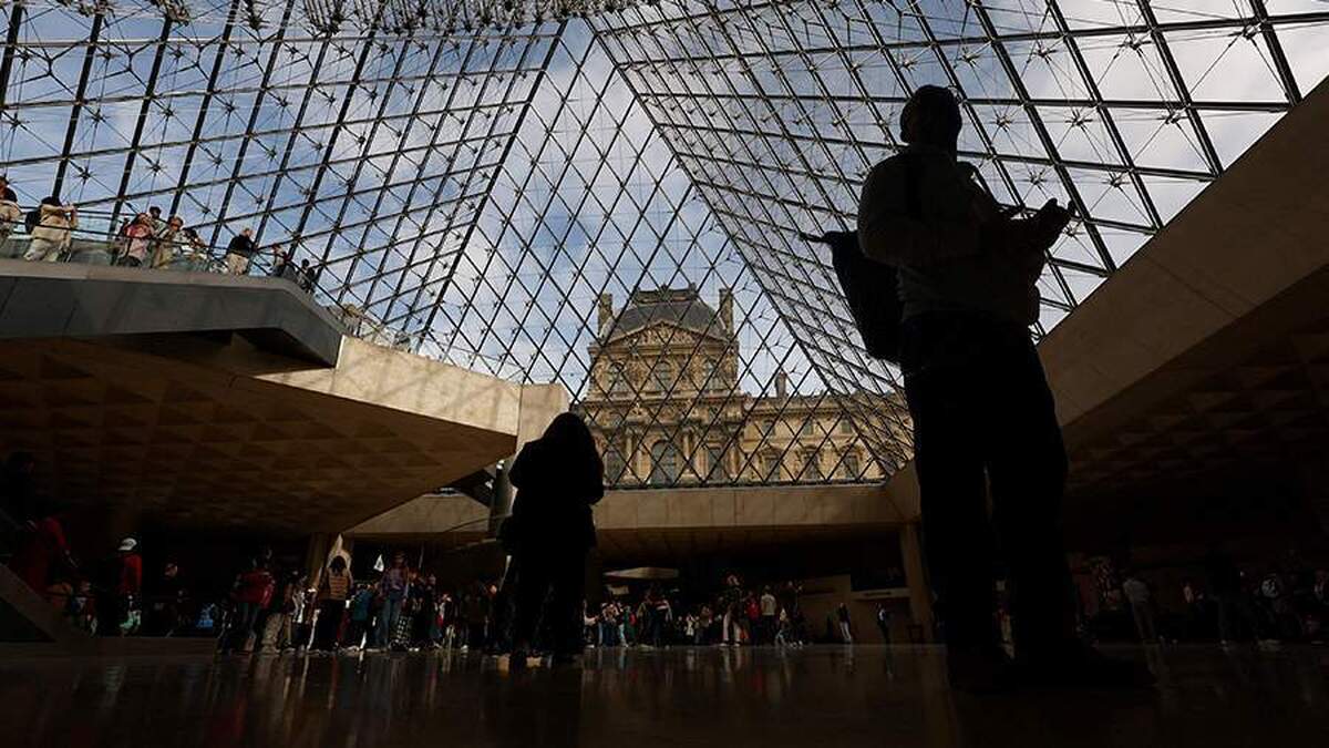 نیویورک تایمز سرقت از موزه لوور را بخش کوچکی از مشکلات مکرون خواند.