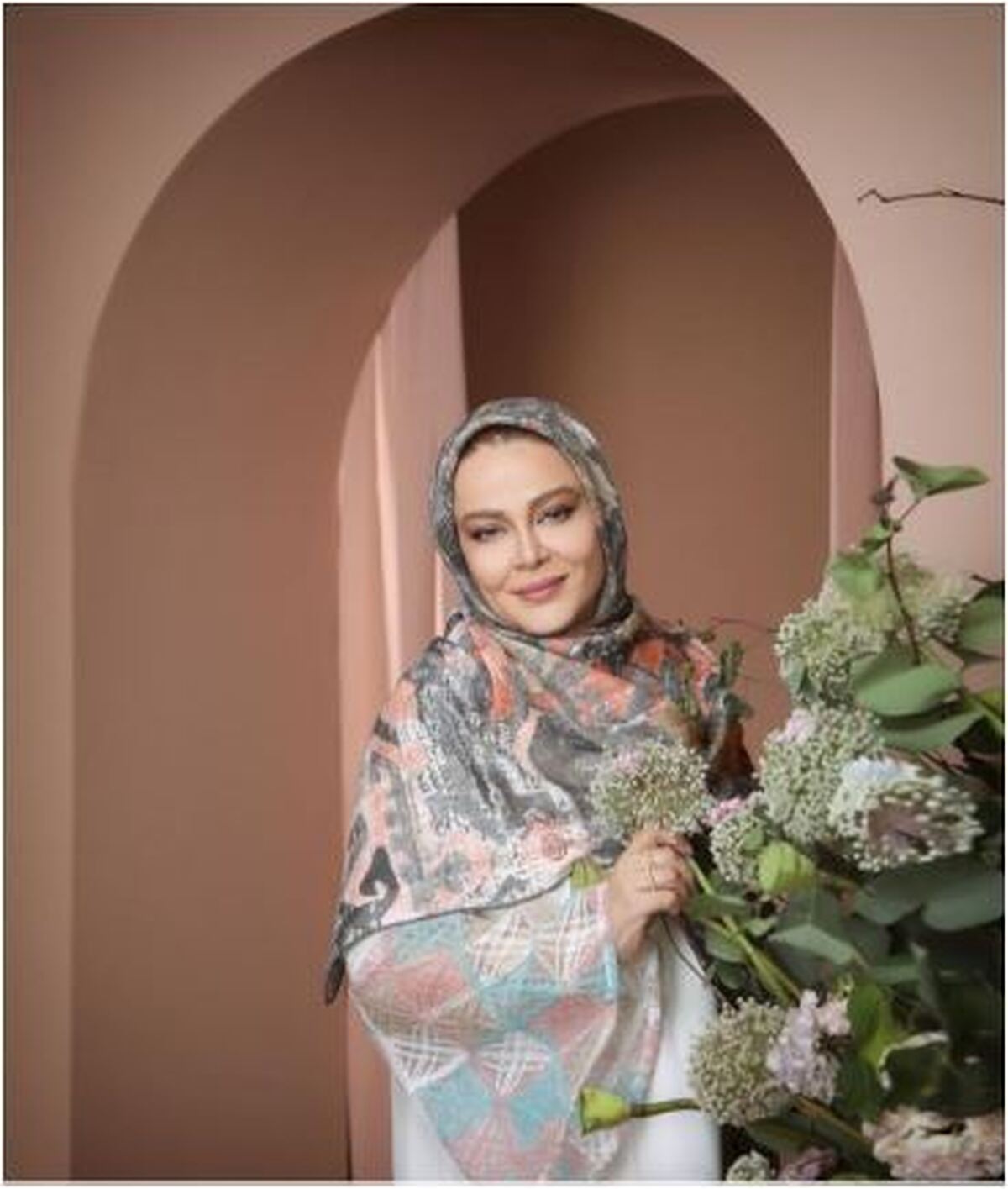 درخشش متفاوت بهاره رهنما با استایل جدید و شال فسفری رنگش دیدن دارد! +عکس