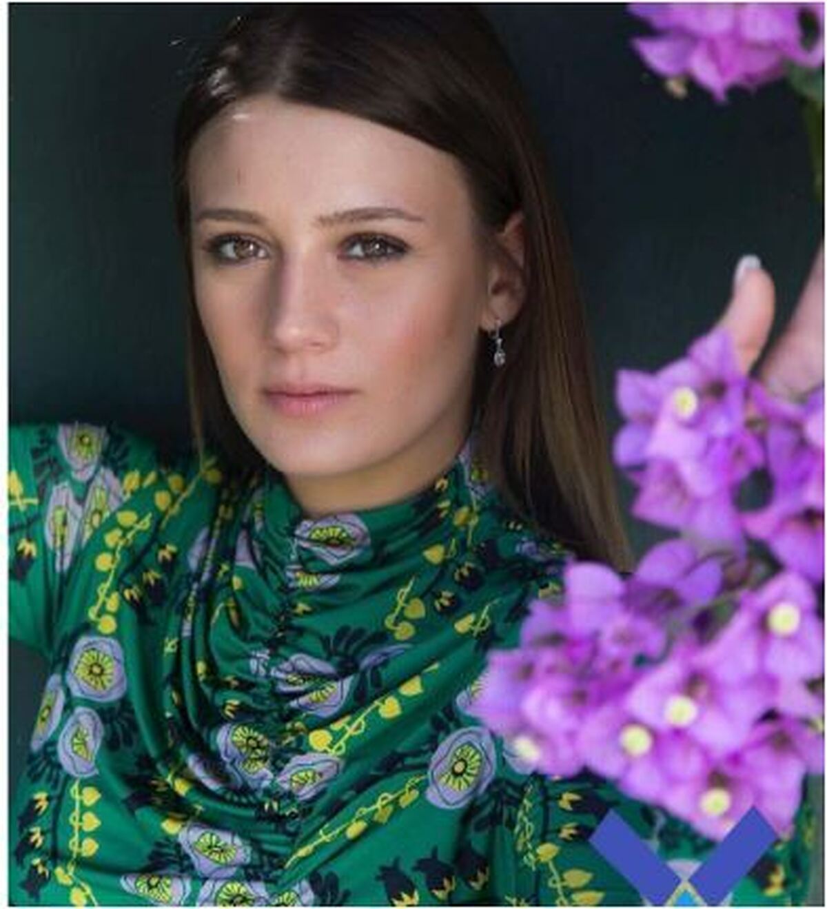 رونمایی بازیگر معروف ترکی از استایل پاییزه و دخترانه اش با کت جین/این ترکیب همیشه برنده است!