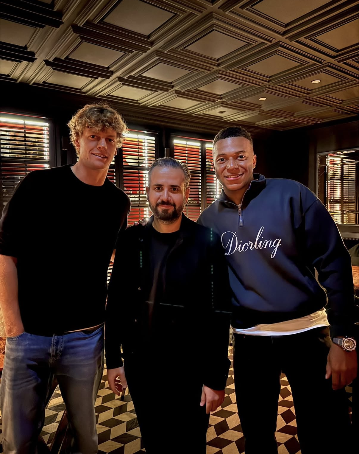 جانیک سینر و کیلیان امباپه در رستورانی در پاریس با هم آشنا شدند جانیک سینر و کیلیان امباپه در رستورانی در پاریس با هم آشنا شدند