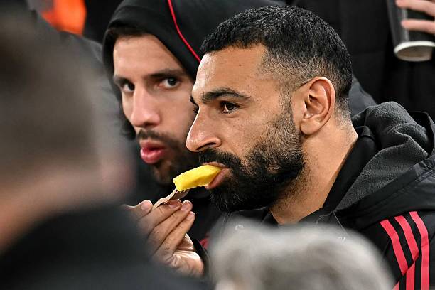 «آناناس نقطه اوج شب بود!» ... عکس‌های صلاح از تماشای شکست «افتضاح» لیورپول جنجال گسترده‌ای به پا کرد