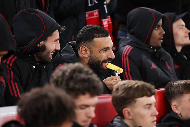 «آناناس نقطه اوج شب بود!» ... عکس‌های صلاح از تماشای شکست «افتضاح» لیورپول جنجال گسترده‌ای به پا کرد