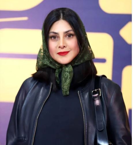 استایل ناموزون آزاده صمدی جلب توجه کرد/از کت چرم تا مینی اسکارف توری
