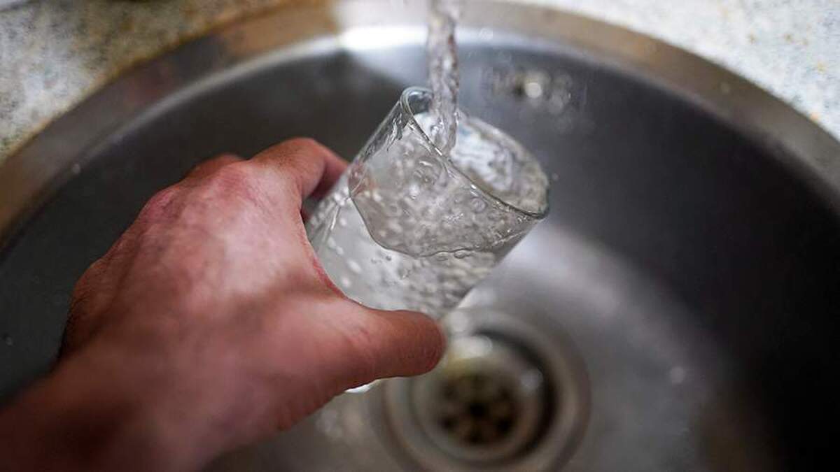 دکتر به فواید نوشیدن یک لیوان آب قبل از صبحانه اشاره کرد.