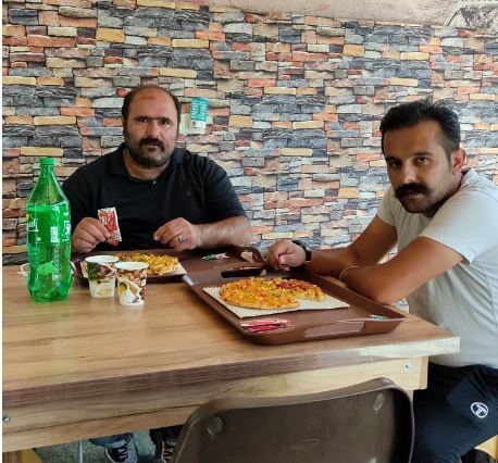 شکار بازیگران نقش وحید و سلمان سریال نون خ در حال پیتزا خوردن+عکس شکار بازیگران نقش وحید و سلمان سریال نون خ در حال پیتزا خوردن+عکس