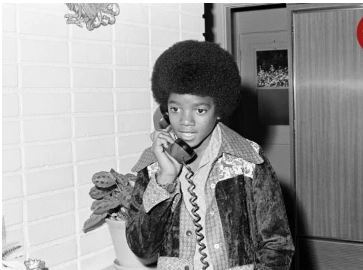 کودکی مایکل جکسون با موهای فر در حال تلفنی صحبت کردن! کودکی مایکل جکسون با موهای فر در حال تلفنی صحبت کردن!