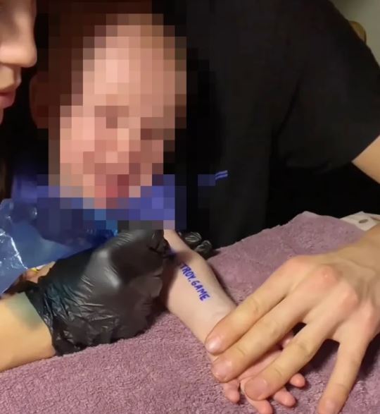 استریمر جنجالی روسیه در ازای تتوی نوزاد هدیه‌های سنگین می‌دهد