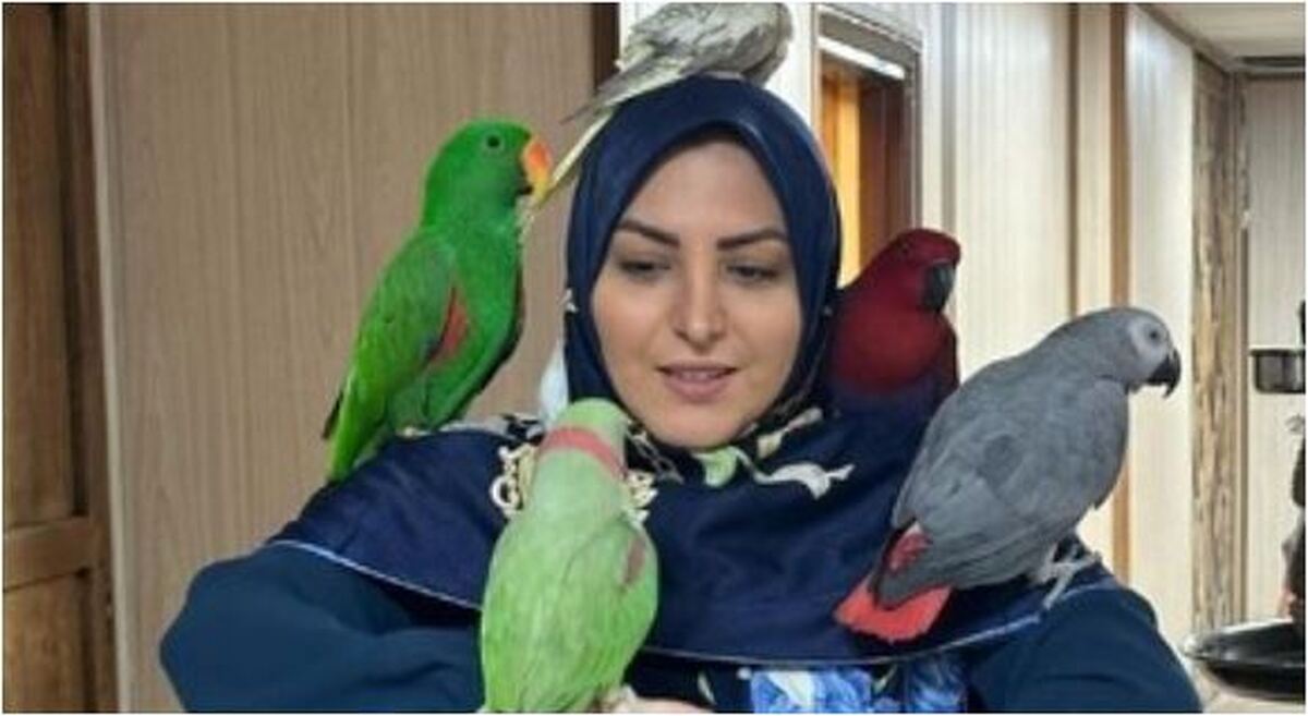 عکس بامزه و یادگاری المیرا شریفی مقدم در پشت صحنه برنامه با طوطیهای خوشگل!