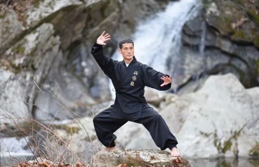 هنر رزمی باستانی چینی که آرتروز زانو را درمان میکند! هنر رزمی باستانی چینی که آرتروز زانو را درمان میکند!