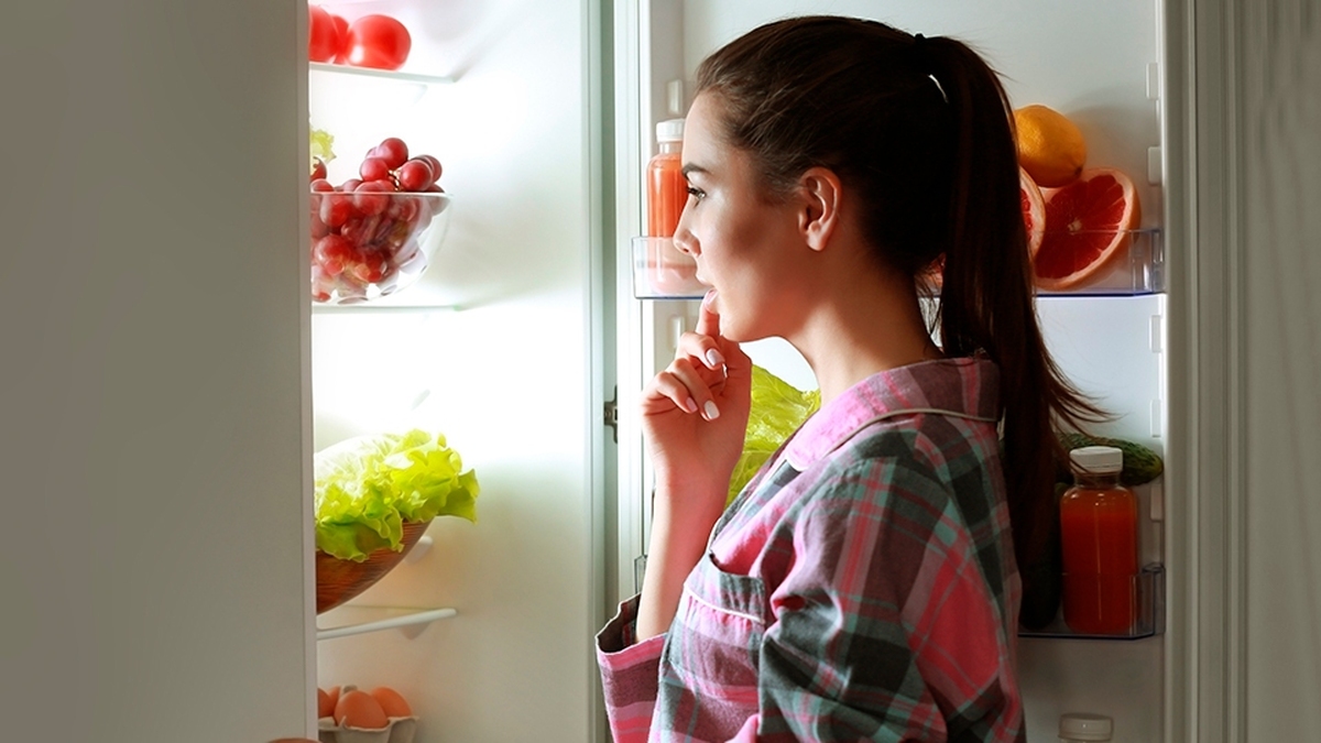 یک متخصص تغذیه این افسانه را که نباید بعد از ساعت ۶ بعد از ظهر غذا خورد، رد کرد