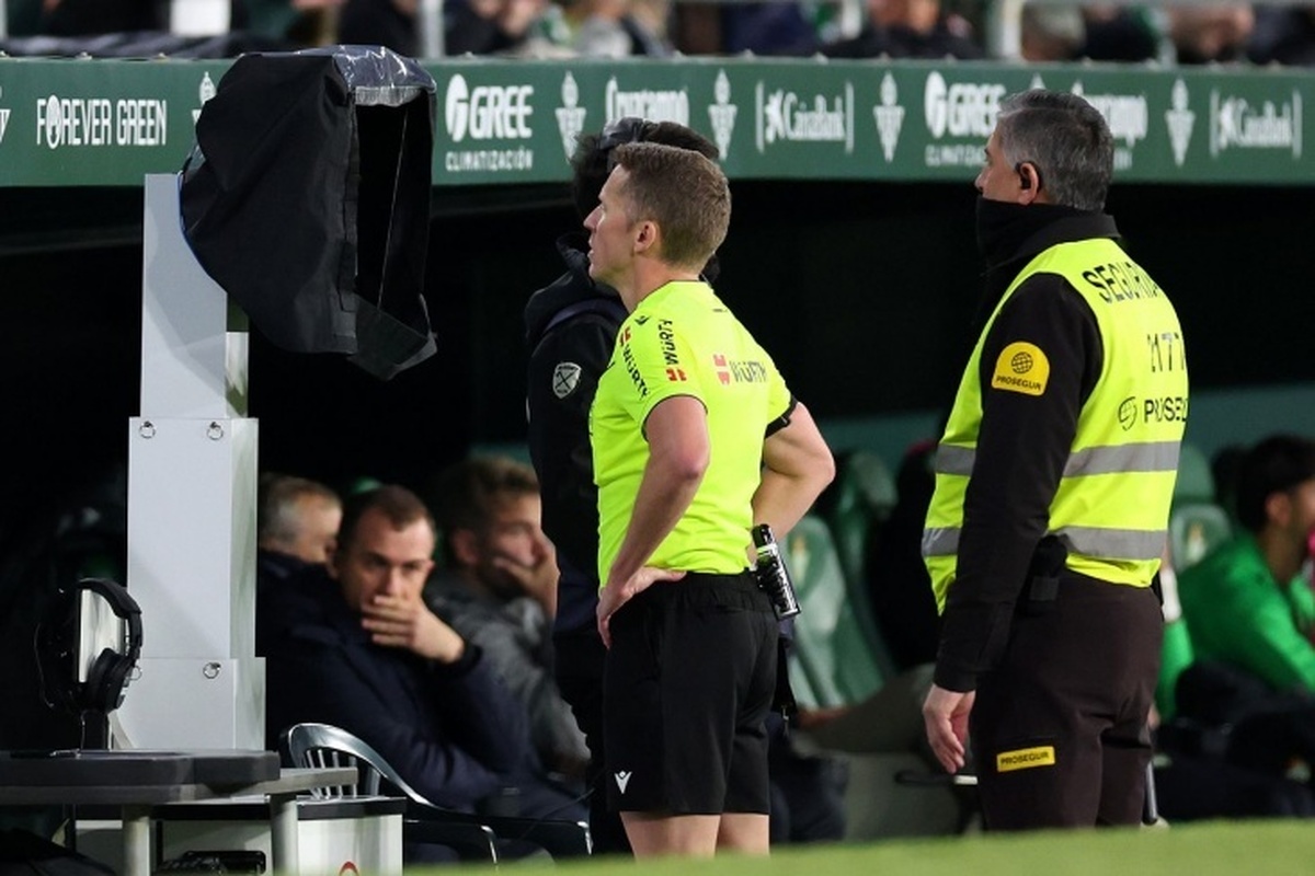 هیئت مدیره اتحادیه بینالمللی فوتبال ممکن است قانون پرتاب اوت را تغییر دهد