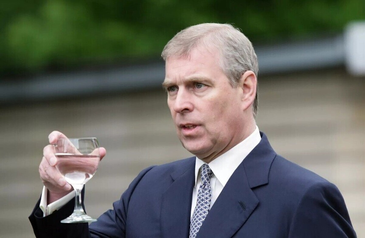 پادشاه بریتانیا پس از افشای رسواییهای جنسی شاهزاده اندرو، اقدامات لازم برای سلب عناوین و عناوینش را آغاز کرد