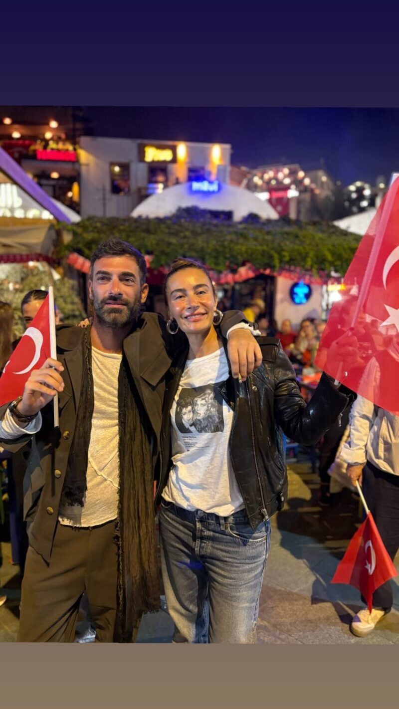 سیلا و ایلکر کالِلی سالگرد ۱۰۲ ساله شدن جمهوری ترکیه را با مردم جشن گرفتند! سیلا و ایلکر کالِلی سالگرد ۱۰۲ ساله شدن جمهوری ترکیه را با مردم جشن گرفتند!