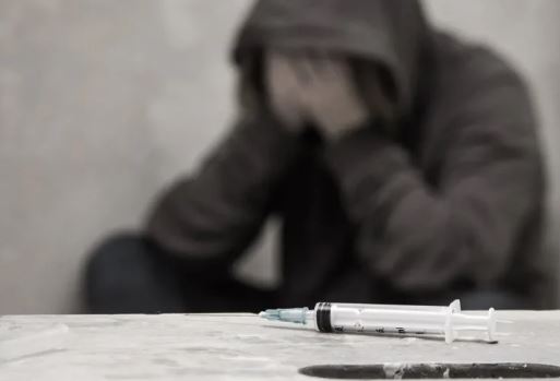 چرا نوجوانان به مواد مخدر رو میآورند؟ چرا نوجوانان به مواد مخدر رو میآورند؟