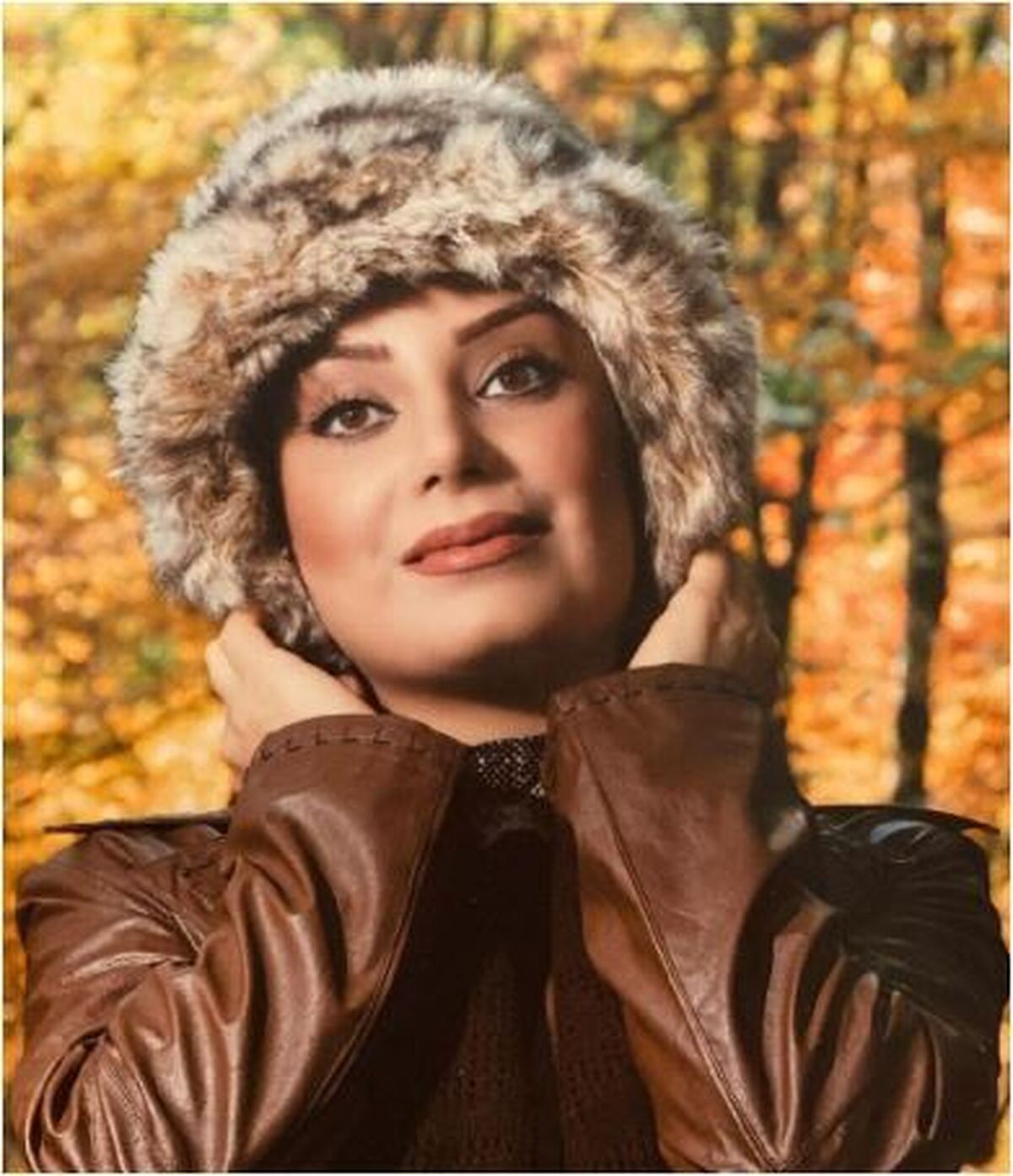 ازین عکسایی که هر دختری داره/صبا راد نشسته در میان برگهای پاییزی. اون چیز عجیب که تو دستش گرفته ینی چی ممکنه باشه؟