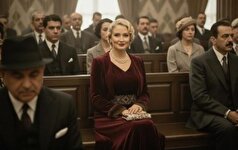 جیدا دوونجی با لباس کلاسیک شرابی پای صحبت‌های آتاتورک نشست!