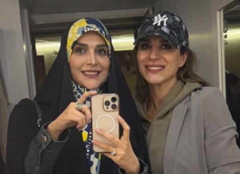 سلفی خندان سحر دولتشاهی و مژده لواسانی در پشت صحنه یک نمایش سلفی خندان سحر دولتشاهی و مژده لواسانی در پشت صحنه یک نمایش