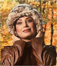 ازین عکسایی که هر دختری داره/صبا راد نشسته در میان برگ‌های پاییزی. اون چیز عجیب که تو دستش گرفته ینی چی ممکنه باشه؟