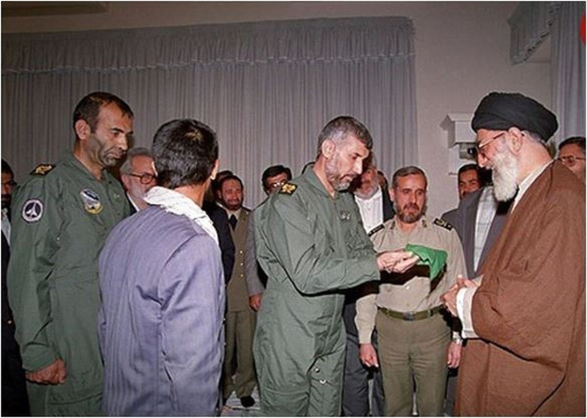 عکسی با حال و هوای معنوی از آخرین اسیر ایرانی در عراق و دیدارش با رهبر انقلاب در سال ۵۹