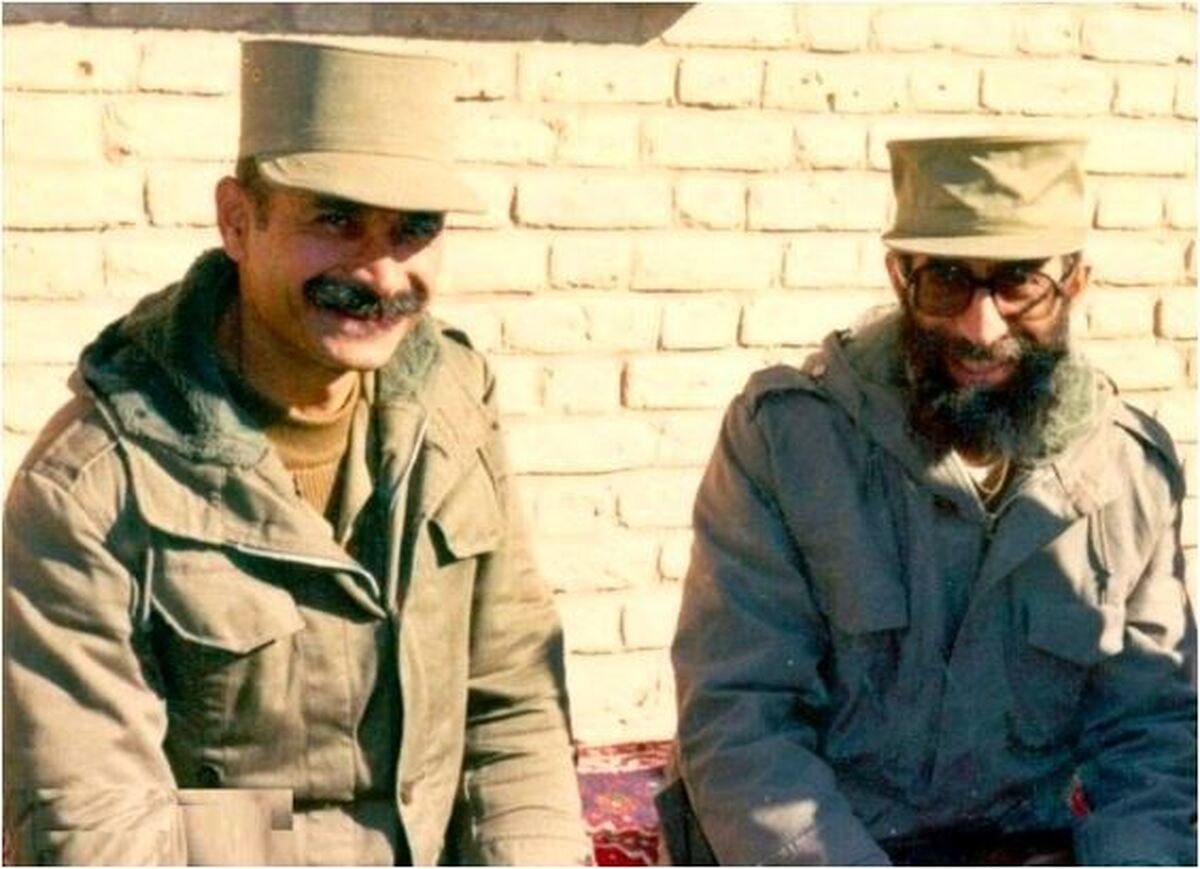 رهبر انقلاب با لباس رزم در ماههای نخست انقلاب