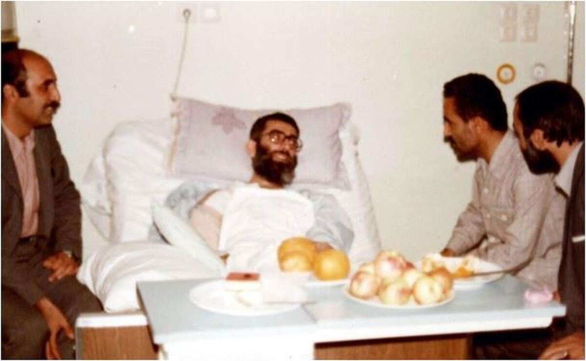 لبخند متین رهبر انقلاب به شهید رجایی بعد از ترور اوایل انقلاب