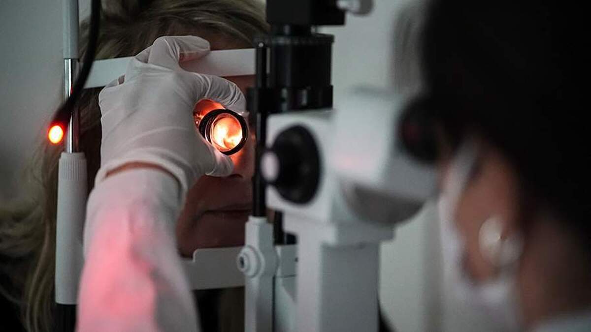 یک متخصص احتمال ورود کرم زنده به چشم را ارزیابی کرد.