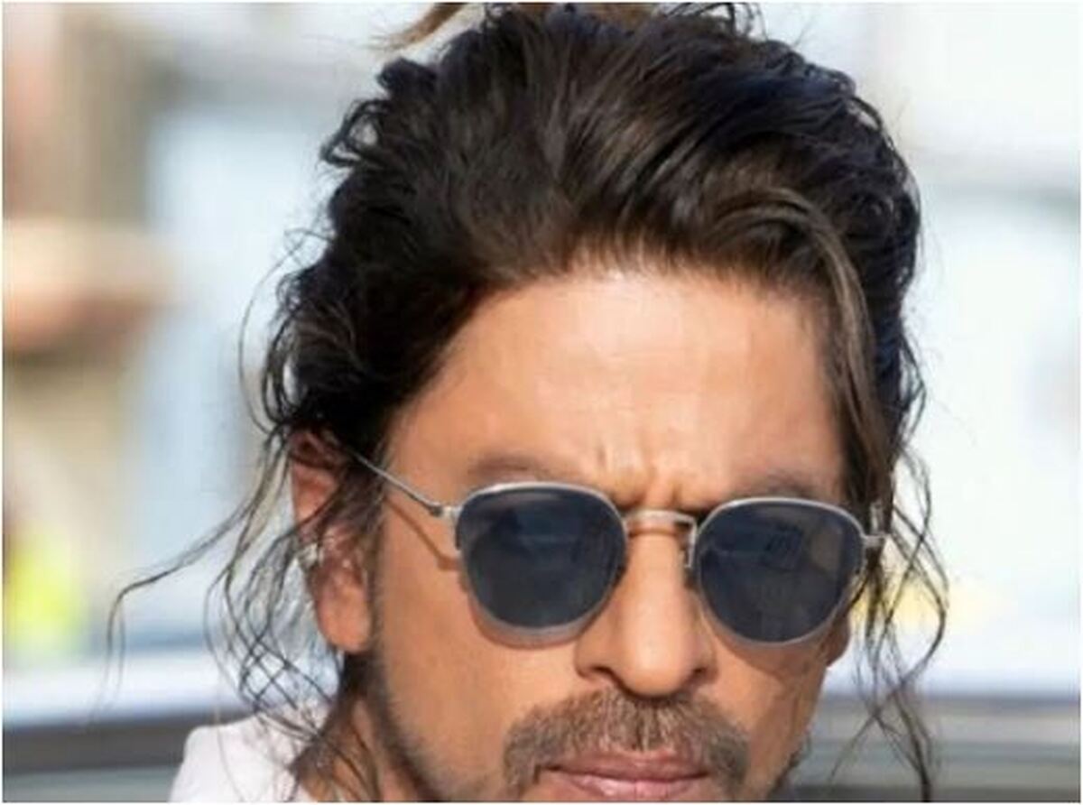 تصویری دیدنی از شاهرخ خان در یک کنفرانس مطبوعاتی در سال ۱۳۸۵