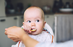 نوزادان و عادات روزانه آنها: ۹ رفتاری که سلامت آینده آنها را به خطر می‌اندازد