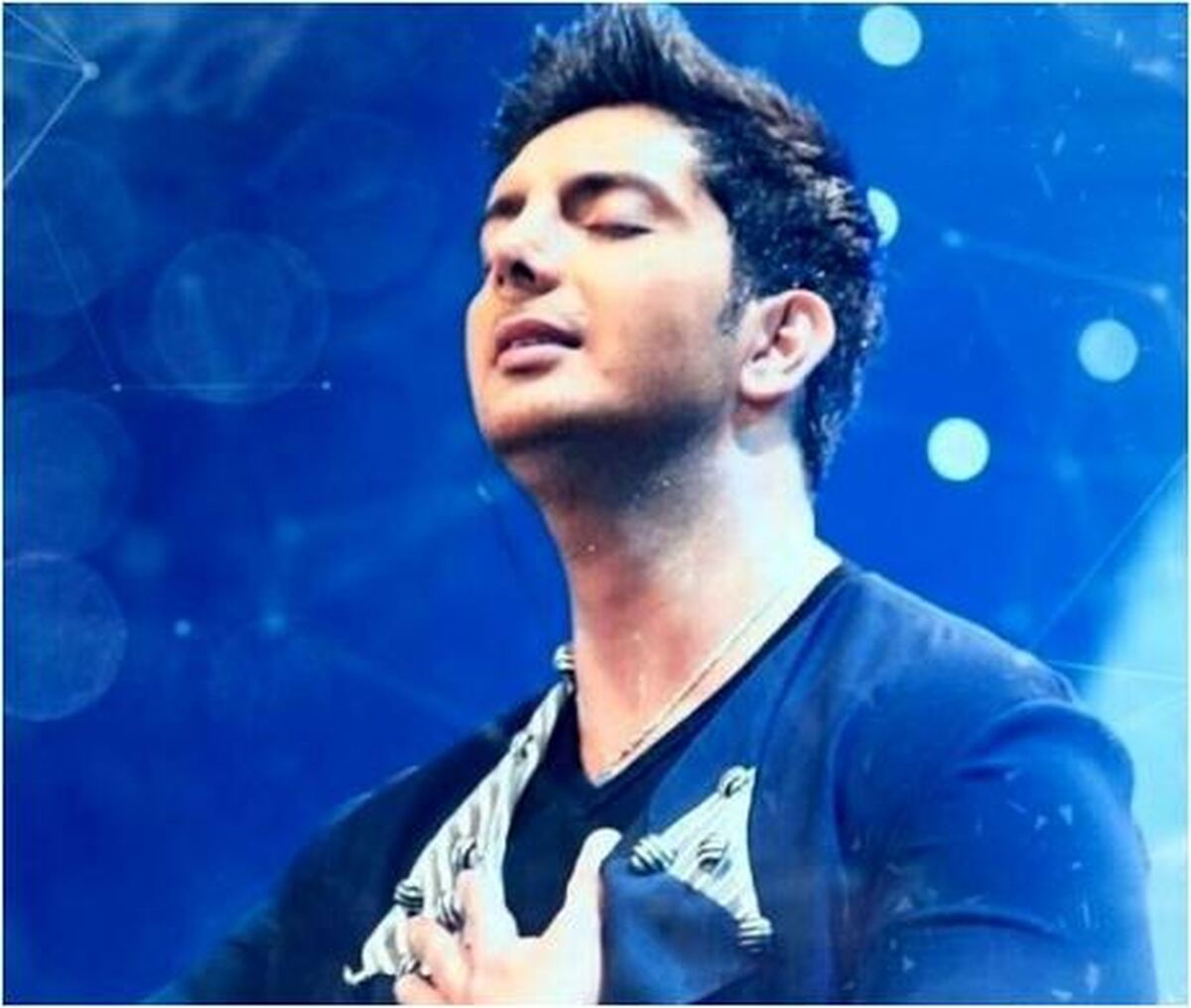 تیپ و استایل جوان پسندانه و ترند فرزاد فرزین با کت اسپرت جینش دل طرفدارانش را برد! +عکس