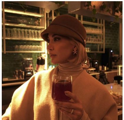 استایل هالیوودی مینا مختاری در یک کافه دنج و لوکس+عکس